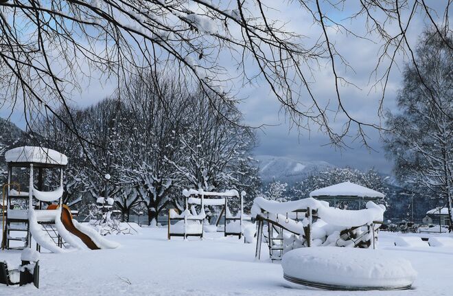 Verschneiter Spielplatz