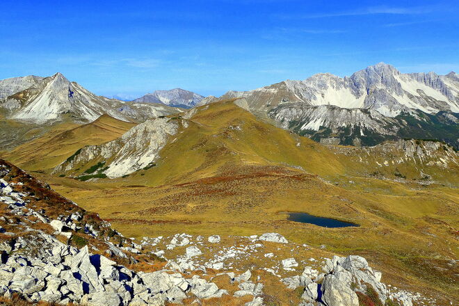 Blick über den breiten Sattel ...