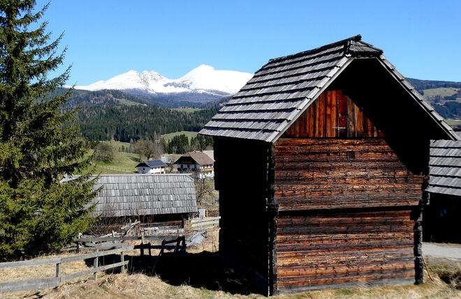 Ein Vorratskasten aus gezimmerten Holz