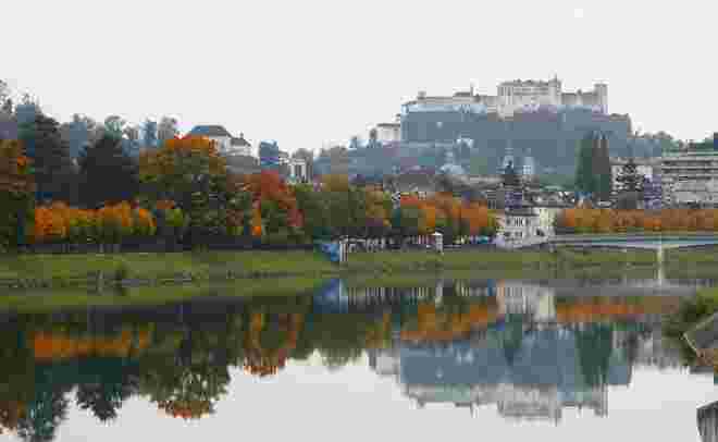 Stadt in Herbstfarben 