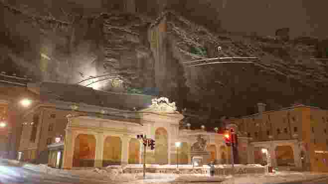 Nächtlicher Schneefall in der Stadt