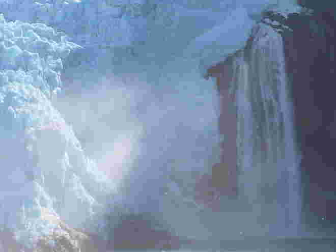 Gletscner und Wasserfall: alles stürzt