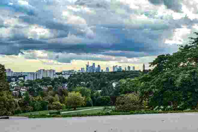 Skyline unter Wolken