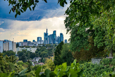 Skyline unter Wolken 