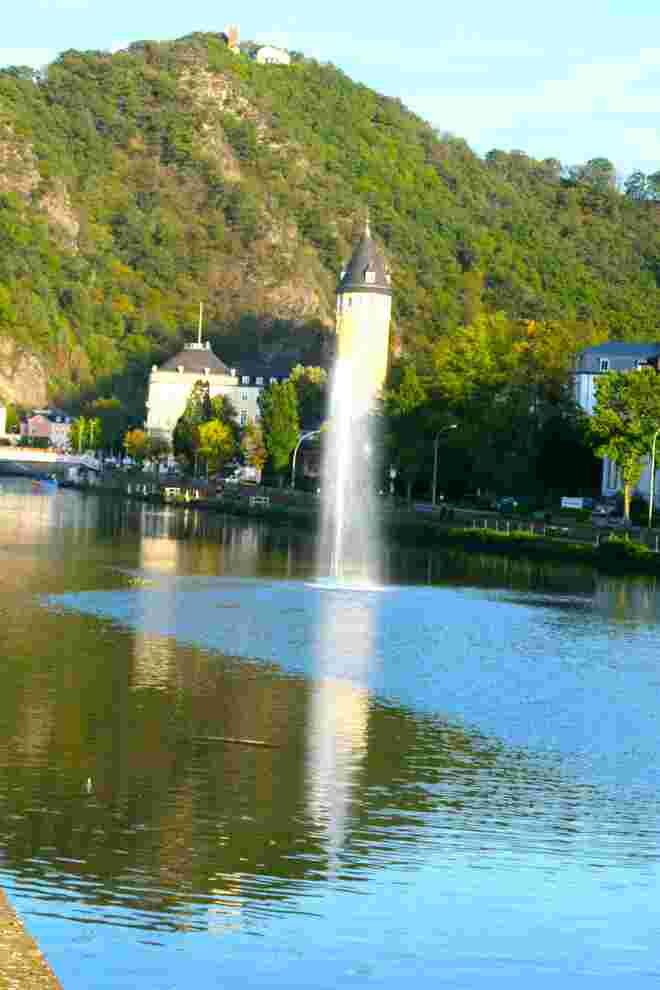 weißer Turm und Fontäne (5)