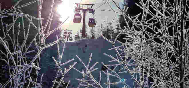 Skigondeln im Gegenlicht