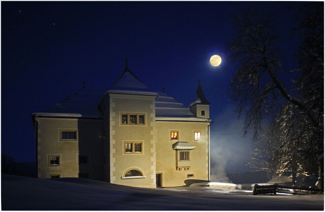 Vollmond über dem Schloss Höch