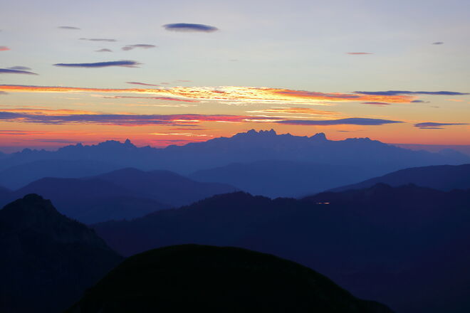 Tag und Berge erwachen