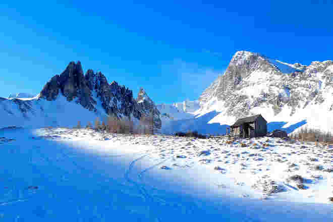 Gipfel unter strahlend blauem Winterhimmel