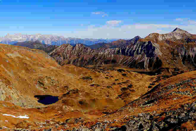 Landschaft im warmen Braun des Herbstes