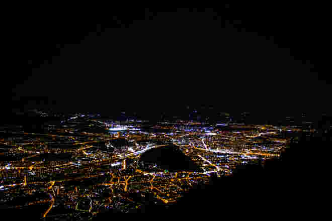 Blick über die Stadt Salzburg am 25.12.2022 bei Nacht