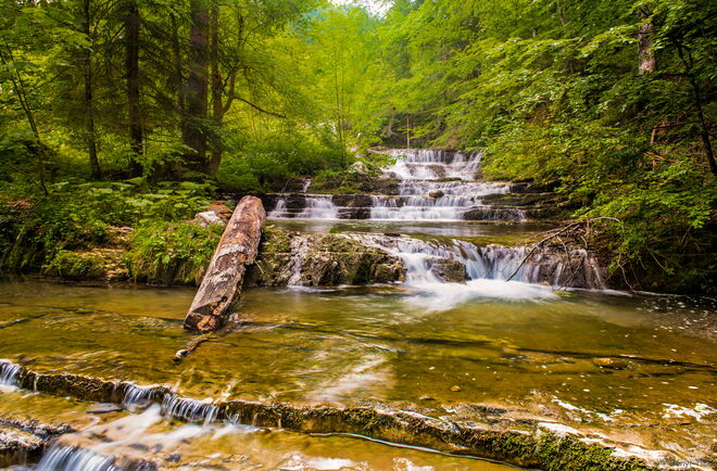 Plätschernder Wasserfall