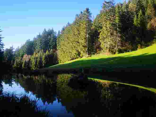 Bergsee mit Spiegelung