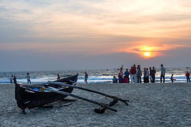 Leute erfreuen sich am Sonnenuntergang
