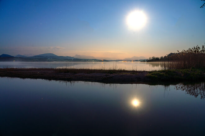 Der Mond am See