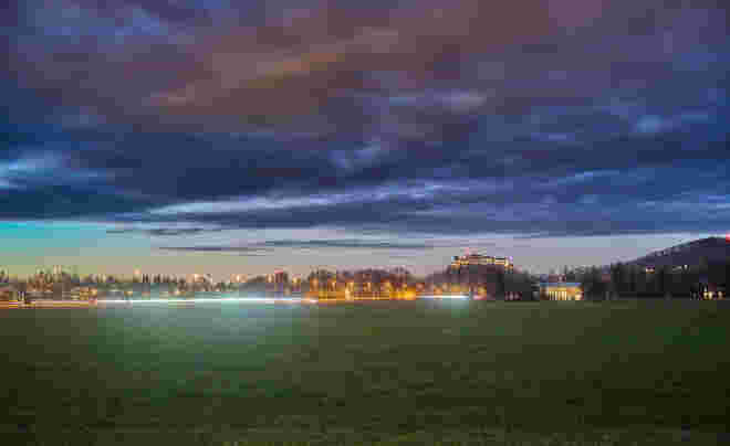 Dunkle Wolken über der Stadt