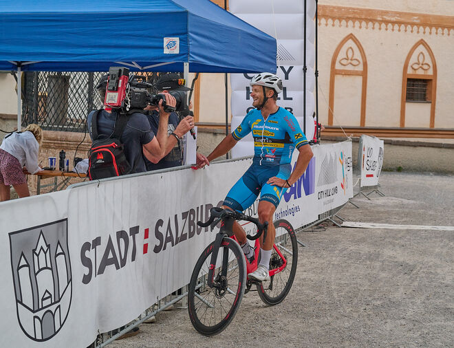 Der glückliche Sieger beim Interview