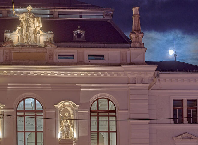 Justitia und der Vollmond