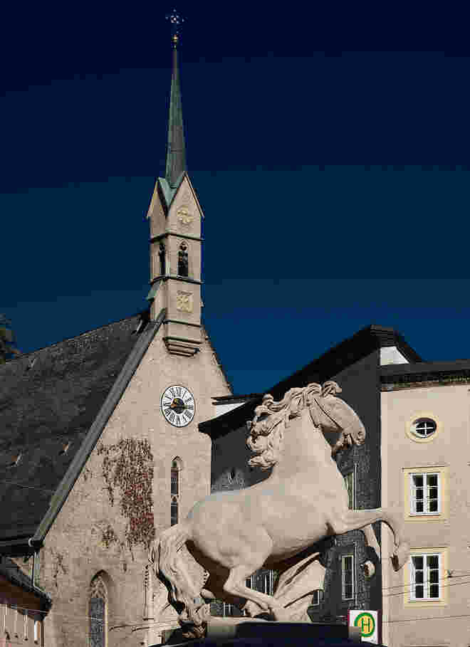 Rossebändiger mit Bürgerspitalkirche St. Blasius