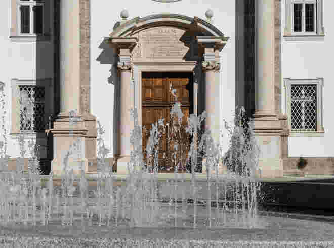 Wasserspiele vor der Kajetanerkirche