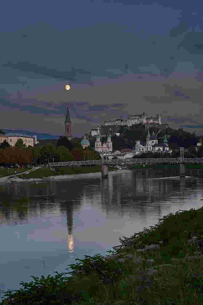 Mond über der Christuskirche