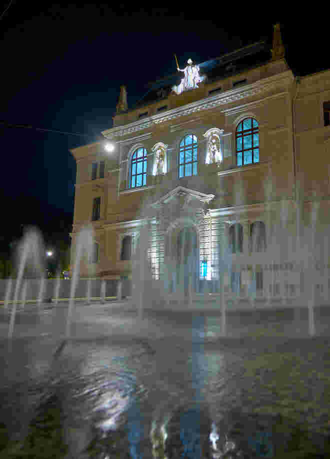 Justitia thront überm erneuerten Kajetanerplatz