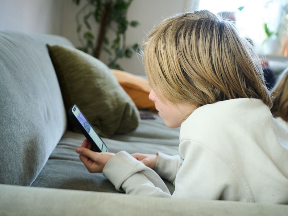 Večerno prepoved uporabe mobilnih telefonov izboljšuje spanec in šolske ocene