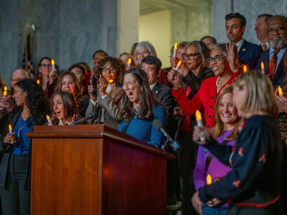 Ameriški senat soglasno potrdil zakon o objavi dokumentov Jeffreyja Epsteina, ki ga bo podpisal Trump