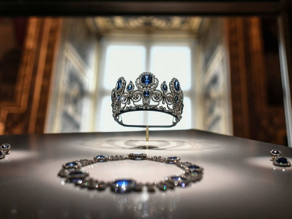 Dieser Schmuck wurde aus dem Pariser Louvre gestohlen