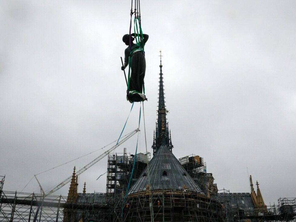 Apostolske kipe vrnjene na vrh pariške Notre Dame