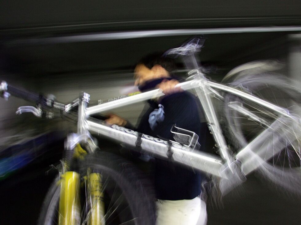 V Altenmarktu vlomili v športno trgovino in ukradli električna kolesa