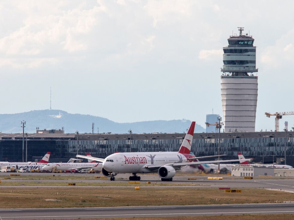 Attacke in AUA-Maschine: 50-Jähriger Passagier bedrohte Crew und flüchtete über Notrutsche