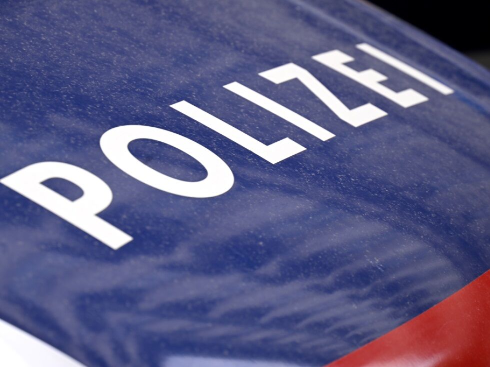 V Riedu im Traunkreis tri osebe poškodovane v trčenju z drevesom