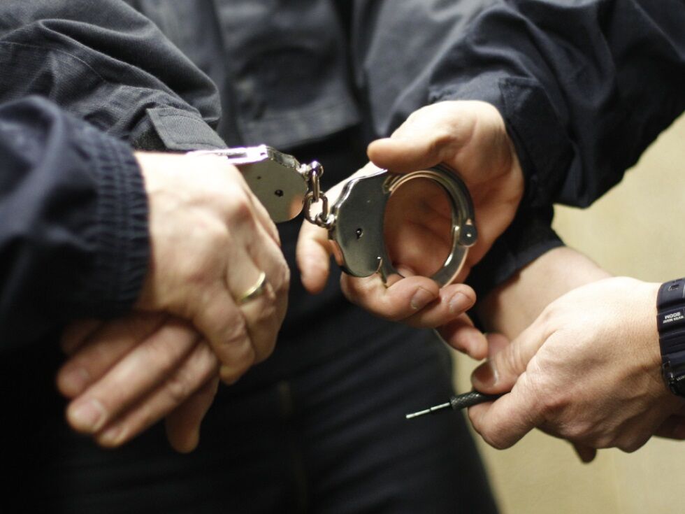 Pijan voznik e-skiroja v Lustenauu oropal 85-letnico na invalidskem vozičku