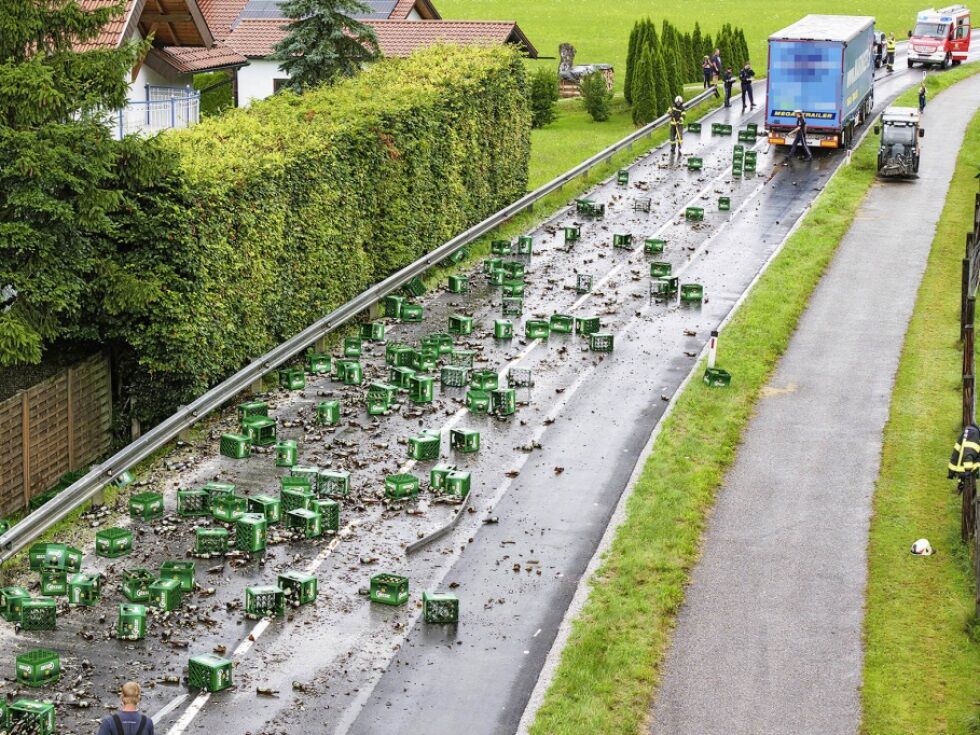 Bier-Transporter verliert mehrere Paletten mit Radler