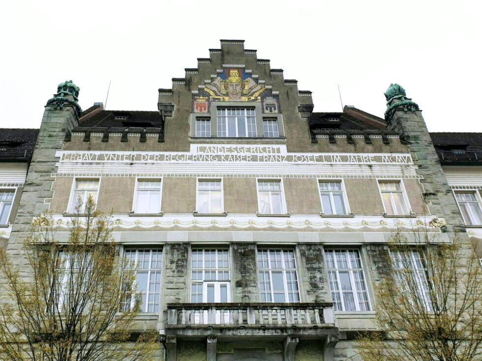 Sojenje zaradi bombne grožnje šoli v Bregenzu se nadaljuje