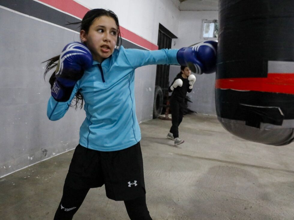 Svetovna boksarska zveza uvedla obvezne teste spola, Imane Khelif ji grozi izključitev.