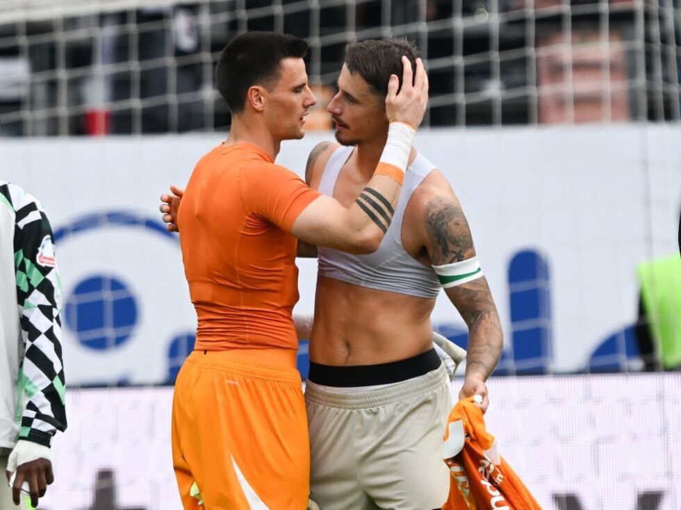 Bremens Friedl nach 1:4 als Frankfurt-Spieler interviewt