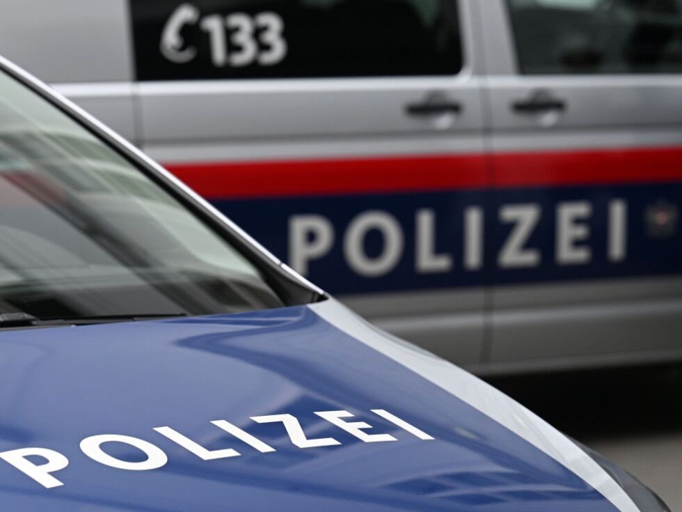 V Klagenfurtu 17-letnik na mopedu bežal pred policijo in trčil v policijsko vozilo