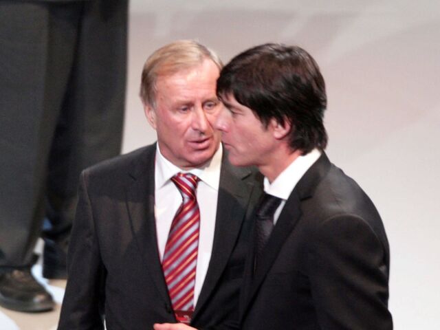 &#8222;...auf was man alles wetten kann, des glaubst net, Jogi. Zum Beispiel, dass wir beide gemeinsam auf die Tribüne geschickt werden.&#8220; &#8211; &#8222;Högscht interessant, welche Quote?&#8220; &#8211; &#8222;I tipp&#8217; lieber wos Sicheres. Zum Beispiel, dass du nicht Europameister 2008 wirst.&#8220;  