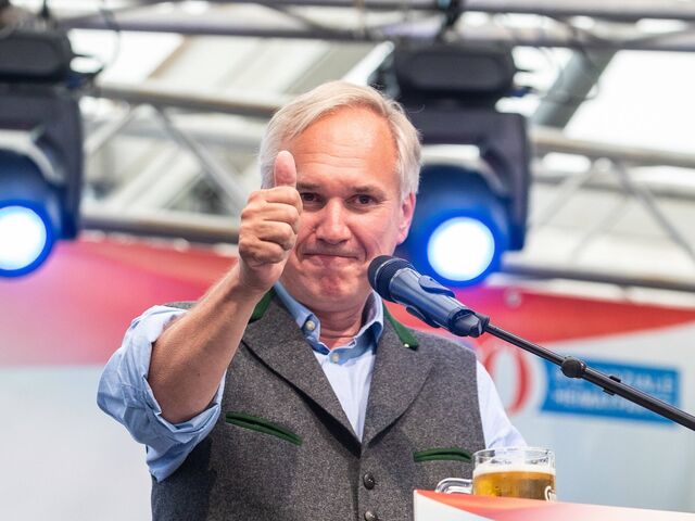 &#8222;Heute findet man im Internet sofort ein Bild vom Präsidenten. Das ist anachronistisch und erinnert an einen Personenkult wie in Nordkorea.&#8220; &#8211; FPÖ-Kandidat Walter Rosenkranz.  