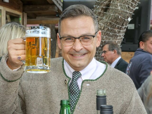&#8222;Nach Joe Biden, der sprechenden Windel aus Washington, gedenkt nun mit Van der Bellen ein zweiter geriatrischer Fall, dem Steuerzahler weiterhin zur Last zu fallen.&#8220; &#8211; Gerald Grosz will auch Bundespräsident werden.   