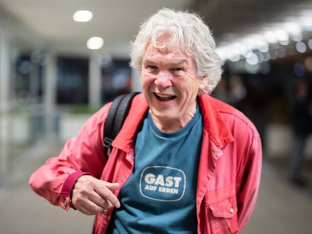 &#8222;Unser Betriebsarzt sagt, unsere drei Firmengrundsätze sind auch ein gesundheitsförderndes Programm. Der eine ist &#8217;Scheiß dir nix!&#8216;, der zweite ist &#8217;Bitte sei net deppert!&#8216; und der dritte: &#8217;Orientiere dich an der Liebe!&#8216; Diese Grundsätze gelten ohne jeden Zweifel auch für die Politik.&#8220; &#8211; Derselbe ebenda.  
