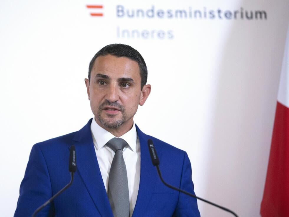 Vodja avstrijske obveščevalne službe zavrača obtožbe o vpletenosti v črni trg in množičnem nadzoru