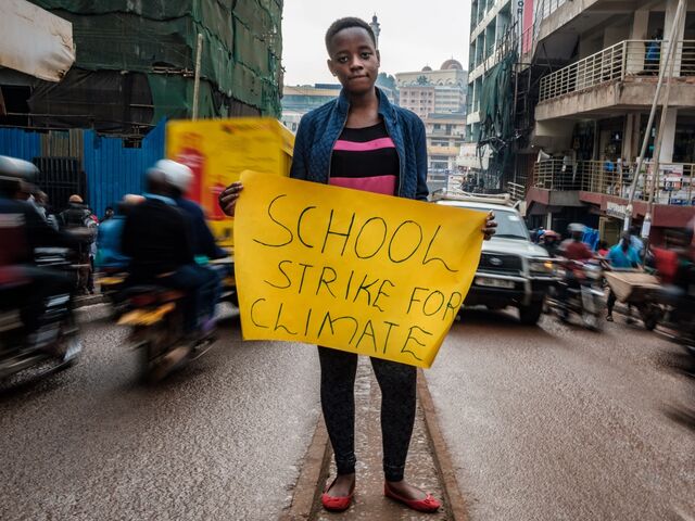 Leah Namugerwa demonstriert in Kampala (Uganda).  