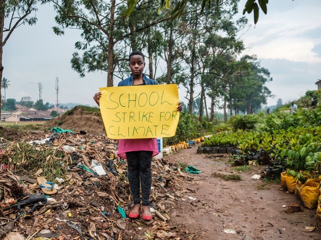 Leah Namugerwa demonstriert in Kampala (Uganda).  