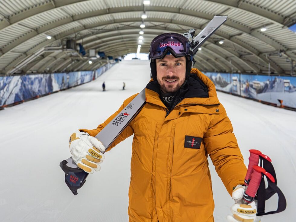 Avstrijski smučarski zvezdnik Marcel Hirscher se po poškodbi vrača na smuči in je menda spet zaročen