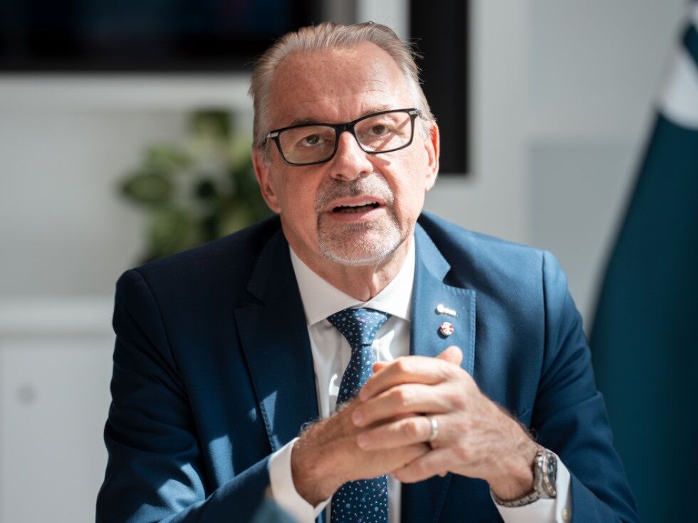 Šef Evropske vesoljske agencije poudarja povezavo med vesoljem in obrambo