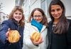 Frauentag: Grüne verteilen in Salzburg Weckerl in Vulva-Form