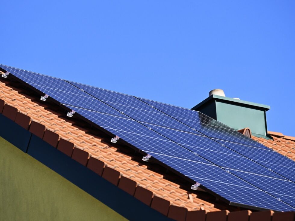 Gewesslerjeva kritizira zamude pri energetskih zakonih in zahteva nov osnutek zakona o električni energiji